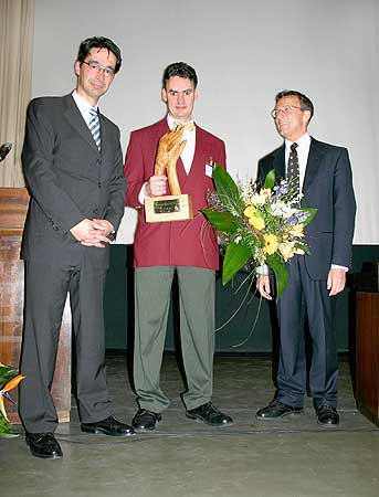 Semmelweis-Preisträger 2004 PD Dr. Frank Pitten (Mitte) mit den Jurymitgliedern Prof. Dr. Axel Kramer (rechts, DGKH) und Dr. Roland Knieler (links, BODE CHEMIE)